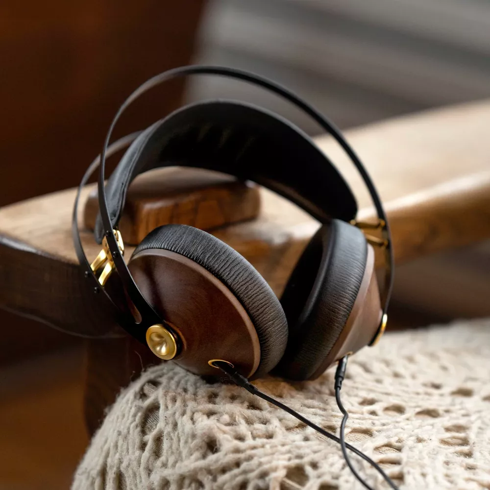 Meze-Audio-99-Classics-Gold-headphone-04